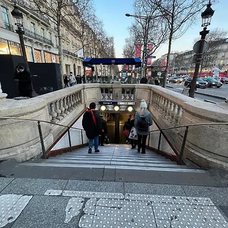 Pres Des Champs-elysees Paris